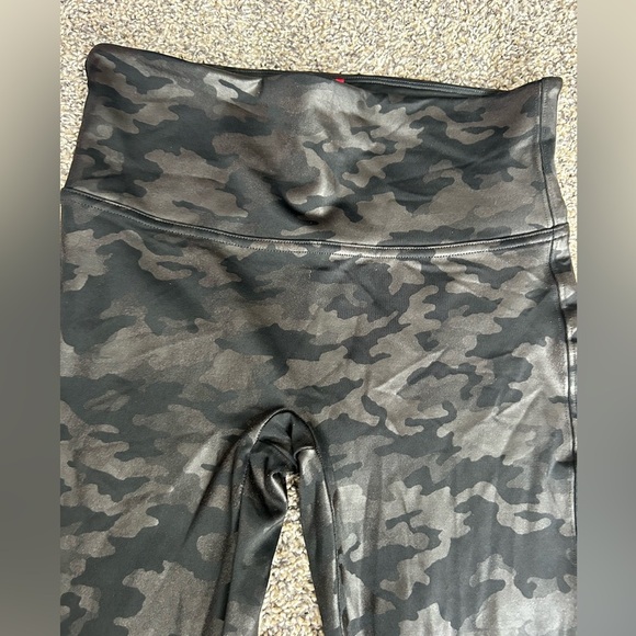 SPANX NWOT camo legging with sheen size medium - Picture 2 of 7